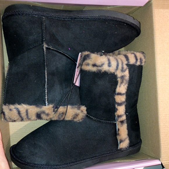 NWT Kids Serra Cozy Boots Black Faux Suede/Leopard Faux Fur Upper Size 4 in Box - Picture 2 of 5
